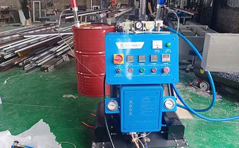 斷橋鋁型材中間填充硬質(zhì)聚氨酯泡沫(圖1) Q2600D聚氨酯泡沫發(fā)泡機